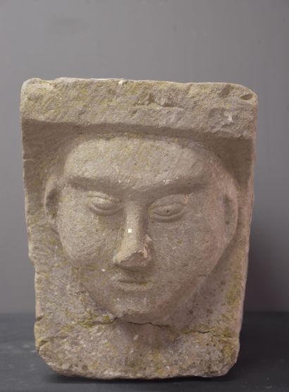 null Architectural stone carved with a monk's face. Gothic period. Height : 28 cm....