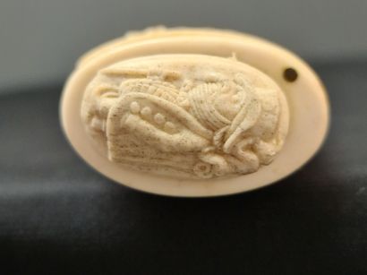 null Snuff box circa 1800/1820 in ivory carved with scenes of taverns and profiles....
