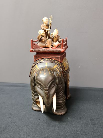 null 木质、象牙和日本漆器茶盒，表现了一只大象，上面有三个字符。非常小的缺失）。高度：25厘米。