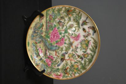  A pair of Canton porcelain plates decorated with birds and peonies. Small chip.
