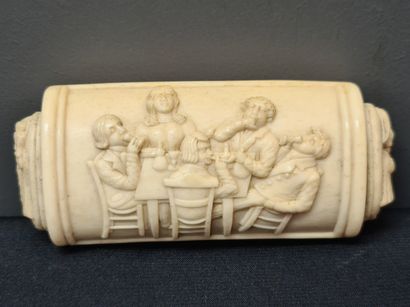 null Snuff box circa 1800/1820 in ivory carved with scenes of taverns and profiles....
