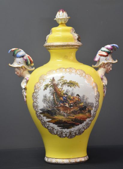 null 德国瓷器花瓶，黄底，手柄为头盔武士形状。储备的画作。高度：44厘米。