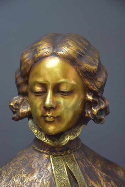 A. Gori (1895-1925). A. Gori (1895-1925). Bronze. Buste de jeune élégante. Socle...