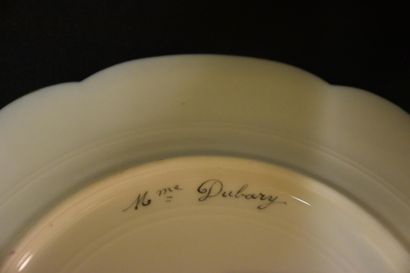 null Paire d'assiettes en porcelaine de Sèvres décorées aux portraits de madame Dubary...
