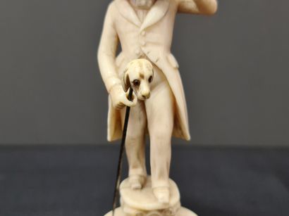 null Sculpture anthropomorphe en ivoire XIX ème représentant un élégant singe fumant...