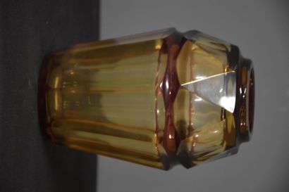 null Vase art déco en cristal taillé du Val-Saint-Lambert fond topaze. Ht : 20 cm....
