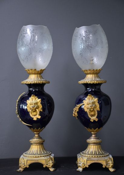 null Pair of blue porcelain and gilt bronze oil lamps. French work. Nice engraved...