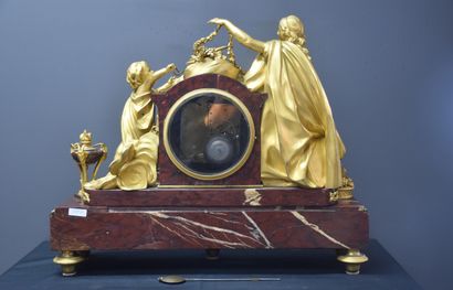 null 
路易十六时期重要的鎏金铜和红色格里奥特大理石时钟。"表盘上有巴黎Thuillier的签名（一个孔有轻微的缺口），边沿有非常轻微的缺口。人们注意到上面缺少第二只鸟：一条腿仍然冻结在装饰中：见细节图。



皮埃尔-尼古拉（1744年10月7日生于巴黎），钟表匠，1776年3月21日在巴黎与玛格丽特-戈麦结婚，是钟表大师皮埃尔和玛丽-安娜-玛格丽特的儿子。由于他的父亲使用了尼古拉-巴拉德尔（Nicolas...