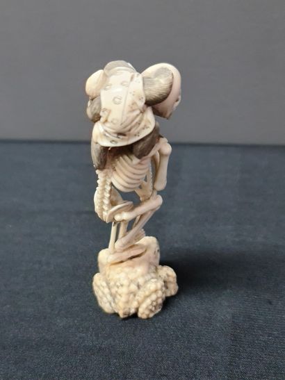 null Japanese ivory Netsuke XIX th century, skeleton and its monkey on top of a toad...