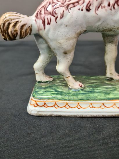 null Delft earthenware dog, 18th century. Height : 14 cm. Trace of old glue on the...