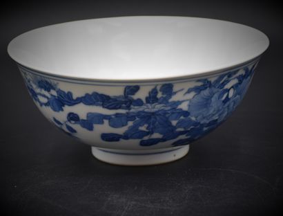 null Two bowls and a plate in porcelain of China 18th and 19th century. (Acciden...