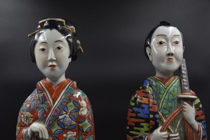 null Couple de personnages en porcelaine du Japon, XIX ème siècle signés à la base....