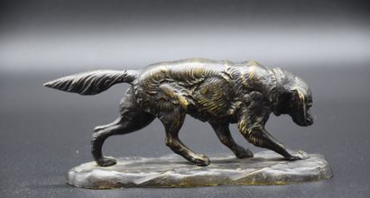 null 1900年左右的青铜器。猎犬。高度：8厘米。长度：17厘米。