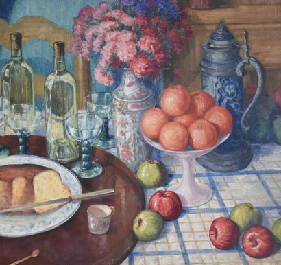 Anna Boch (1848-1836)., 安娜-博奇（1848-1936）。重要的静物画，在一张装饰有玻璃杯、水果和蛋糕的桌子上放着一个带有花束的广东瓷瓶。尺寸：98...