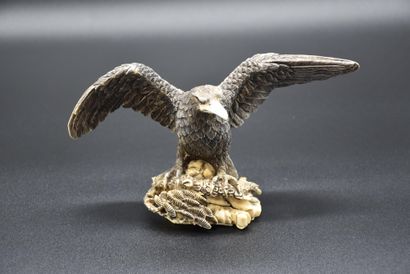 null Ivory eagle. Japanese work carved around 1900. Height : 10 cm.