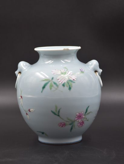 19世纪的中国瓷器花瓶。脖子上的裂缝）。高度：14厘米。