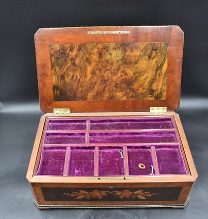 null Napoleon III marquetry jewelry box. Height : 15 cm. Dimensions : 40 x 24 cm...