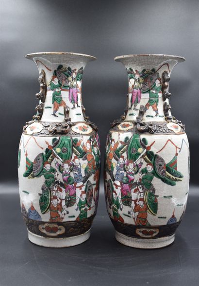 null Paire de vases en porcelaine de Nankin vers 1900. Ht 46 cm.