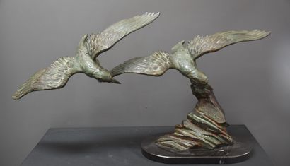 E. TISSOT (XX) E.TISSOT (XX) 青铜组，有绿色铜锈。两只海鸥在飞行。高度：54厘米。