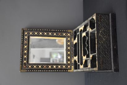 古董盒，有隔间和骨质镶嵌。19世纪。中亚或高加索地区 高度：11厘米。尺寸：23...