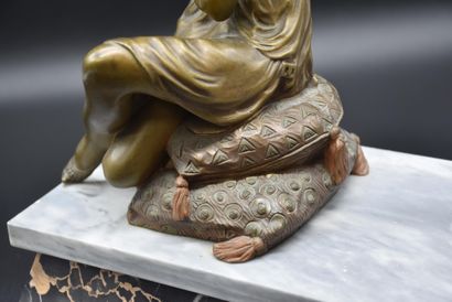 Pierre LE FAGUAY (1892-1962). 
皮埃尔-勒法古埃（1892-1962）。多色青铜的装饰艺术雕塑。镜子前的娇娘。底座为Portor和Turquin蓝色大理石。高度：35厘米。...