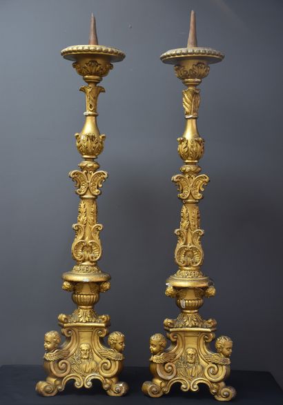 null 一对镀金和粉刷的木质挑杆。年代：19世纪初。高度：88厘米。