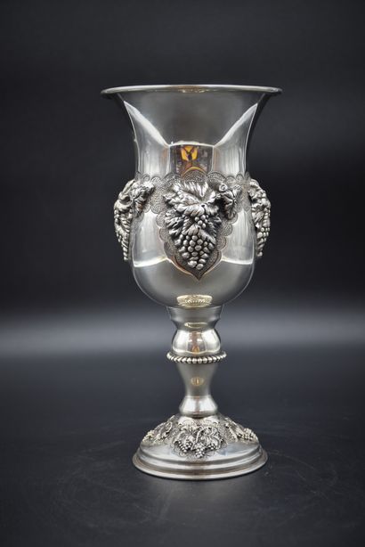 925纯银圣杯，有葡萄藤装饰，内部为vermeil，标志为925。高度：24厘米...