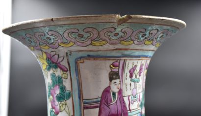 null 一对19世纪的中国瓷器花瓶。颈部和手柄的事故）。 高度：60厘米。