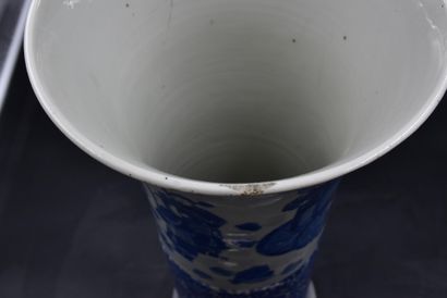 null Vase cornet en porcelaine de Chine XIX ème siècle. (fêle et éclat au col). Ht...