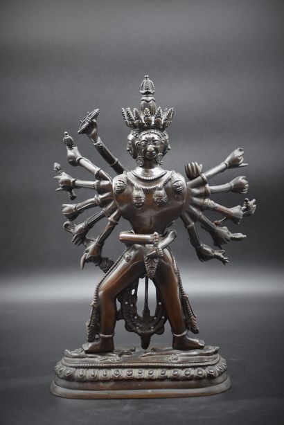 null Chine/Tibet fin XIX/début XXème. Divinité en bronze. Ht : 32 cm.