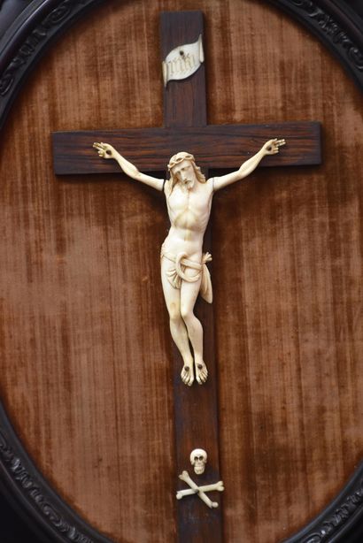 null Christ en ivoire sculpté de Dieppe XIX ème siècle dans un encadrement ovale....