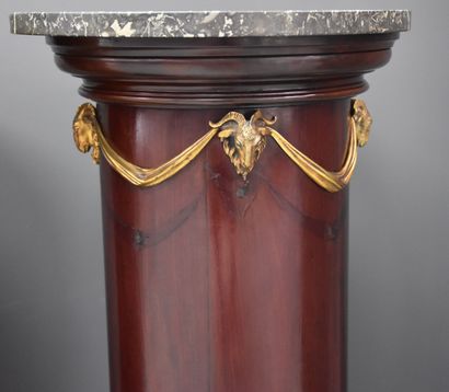 null 一对圆形的桃花心木柱子，上面装饰着镀金的铜制公羊头。旧的修复工作。高度：76厘米。架子的直径：40厘米。