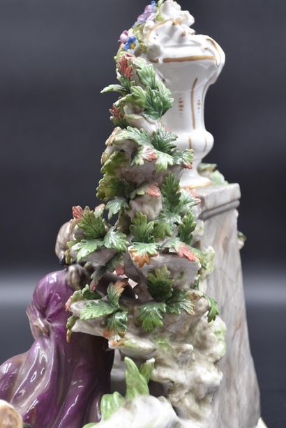 null Romantic group in porcelain of Capodimonte. (some small lacks). Height : 31...