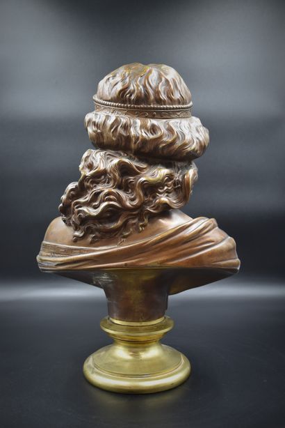 null Bronze bust of a woman in the antique style with a diadem. Signed Richard. Gilt...