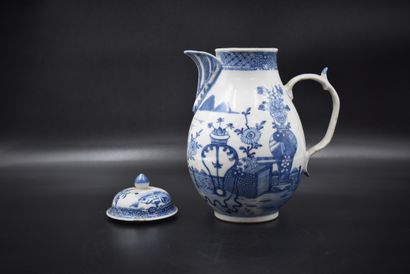 null 18世纪中国瓷器咖啡壶，有白色/蓝色的宝塔装饰。高度：23厘米。