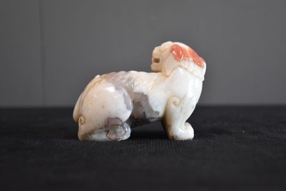 null Jewelry and Chinese animal carved in stone type agate. Ht: 6.5 cm. Length: 9...