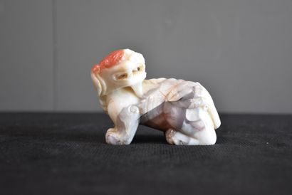 null Jewelry and Chinese animal carved in stone type agate. Ht: 6.5 cm. Length: 9...