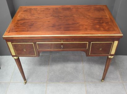 null Louis XVI period system table. Mahogany, bronze and white marble. The mahogany...