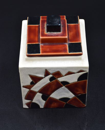 null Boch Keramis box with geometric decoration. Height: 16 cm.