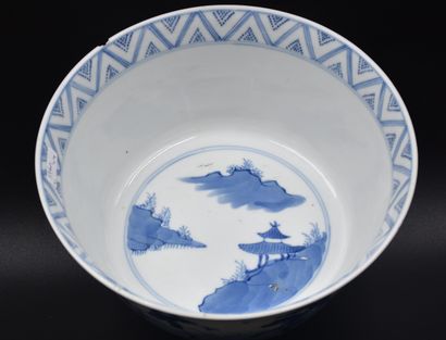 null Deux bols et une assiette en porcelaine de Chine XVIII ème et XIX ème siècle....