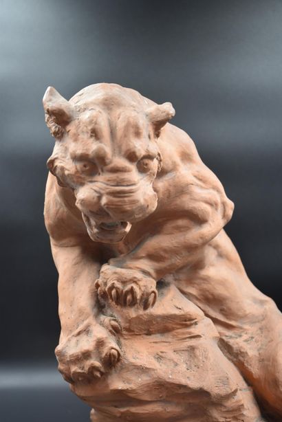 null Tiger on a rock. Imposing terracotta. Parisian work around 1900. Stamp. Height...