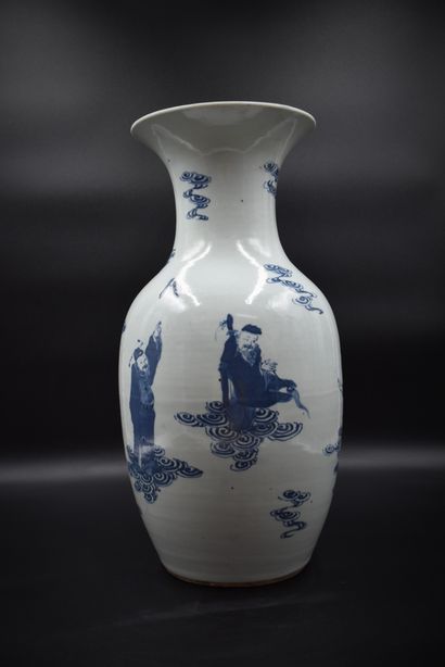 null Vase en porcelaine de Chine à décors d’immortels et son socle en bois ht : 46...