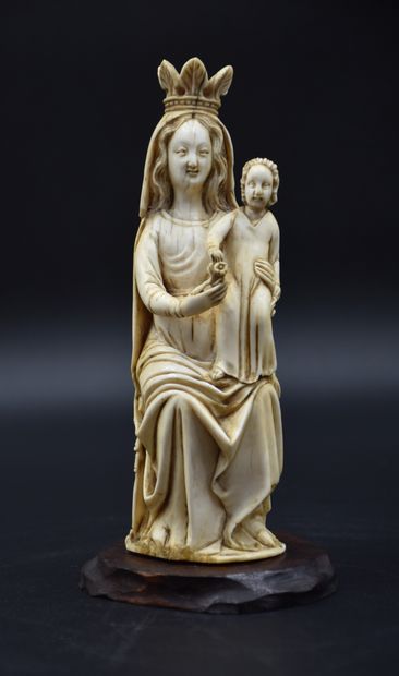象牙雕刻的圣母和儿童（果阿？）17世纪末/18世纪初。高度：17厘米。底部缺失。