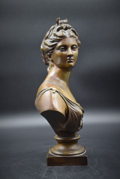 null Diane Chasseresse, d'après Houdon. Buste en bronze. Ht : 30 cm.