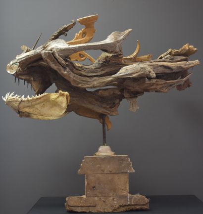 null 海龙。二十世纪的作品，由十八世纪的雕刻，镀金和铜化的木头元素组成，浮动的木头和一个下巴。高度：77厘米。小的缺陷，旧有的木虫痕迹）。