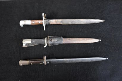 三把刺刀，包括：一把1946年的捷克VZ24型刺刀，一把二战时期的德国阅兵式刺刀和一把瑞士K31型刺刀。...