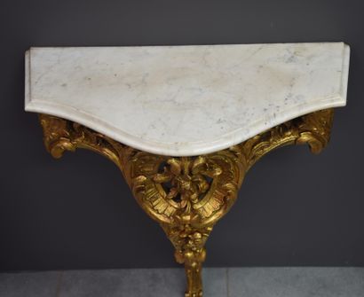 null Gilded wood console and marble shelf Ht : 74 cm Dimensions : 62 x 30 cm.
