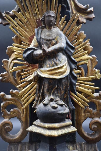 null 巴洛克风格的小祭坛，采用雕刻和多色木，中间有一个正在祈祷的处女。高度：49厘米。
