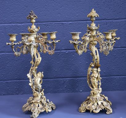 null Rocaille风格的鎏金青铜装饰，带有putti装饰。拿破仑三世时期。美丽的表盘上有一个年轻的巴克斯的浮雕装饰，并饰有珐琅彩的卡口。钟的高度：50厘...
