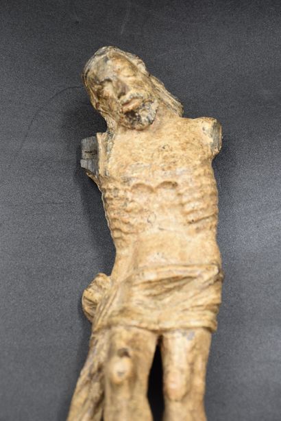 null Petit Christ en bois sculpté fin gothique. Ht : 34 cm.